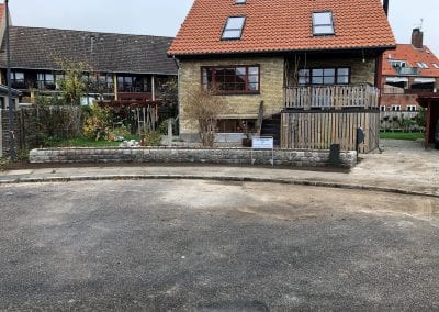 Hvis stenene i denne plantekasse kunne tale, ville de fortælle flere hundrede års historier fra de Hollandske byer. En super tilfreds kunde ønskede sig en plantekumme i granit rudbrød og det her blev resultatet. 👍🏻 Står du også og overvejer en lige så lækker sag, eller bare en indkørsel eller terrasse, så kontakt os for er godt tilbud og et super resultat.